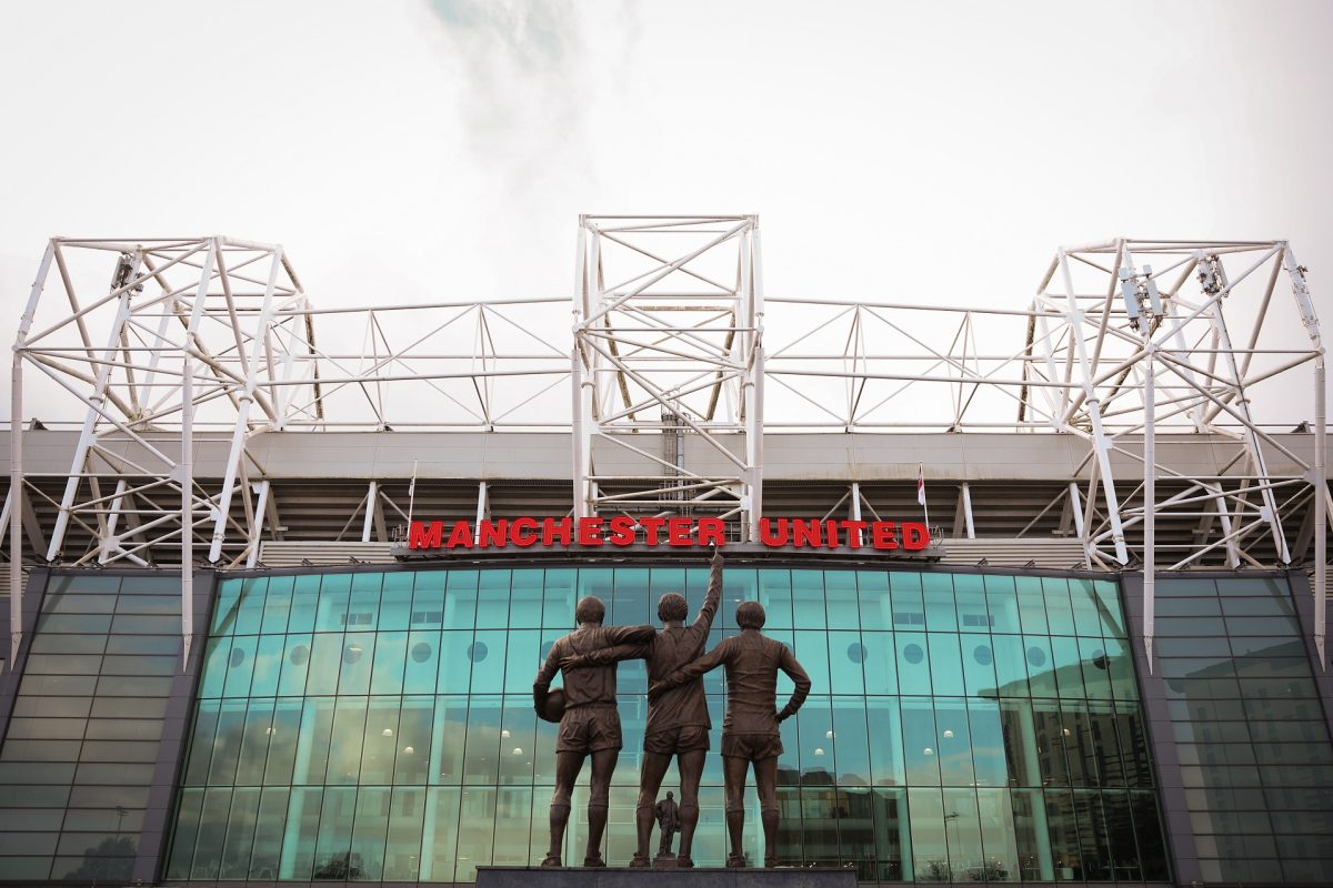 Csúcsrangadót rendeznek vasárnap az angol bajnokságban, nagy szívességet kaphat a Liverpool