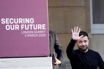 Zelenszkij kész visszatáncolni a Fehér Házba, és aláírni a megállapodást