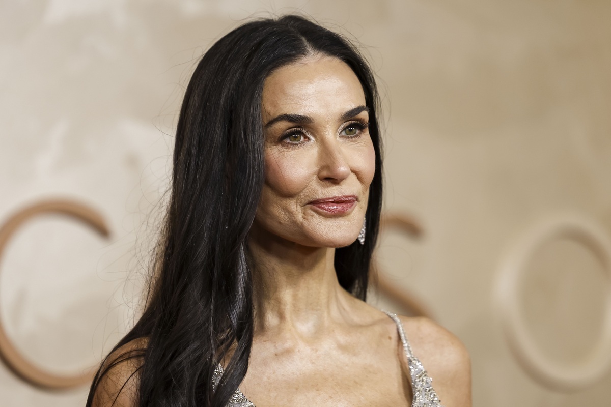 Demi Moore istennőként tündököl Armani ruhakölteményében
