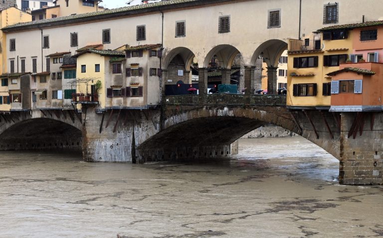 Drámai a helyzet Toszkánában, már Firenzét és Pisát is fenyegeti az Arno folyó