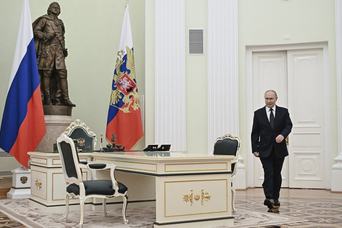 Putyin finoman üzent a franciáknak, ne húzogassák az orosz oroszlán bajszát