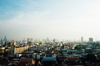 Összeomlott egy hatalmas toronyház Bangkokban a földrengés miatt, közelről az omlás (videó)