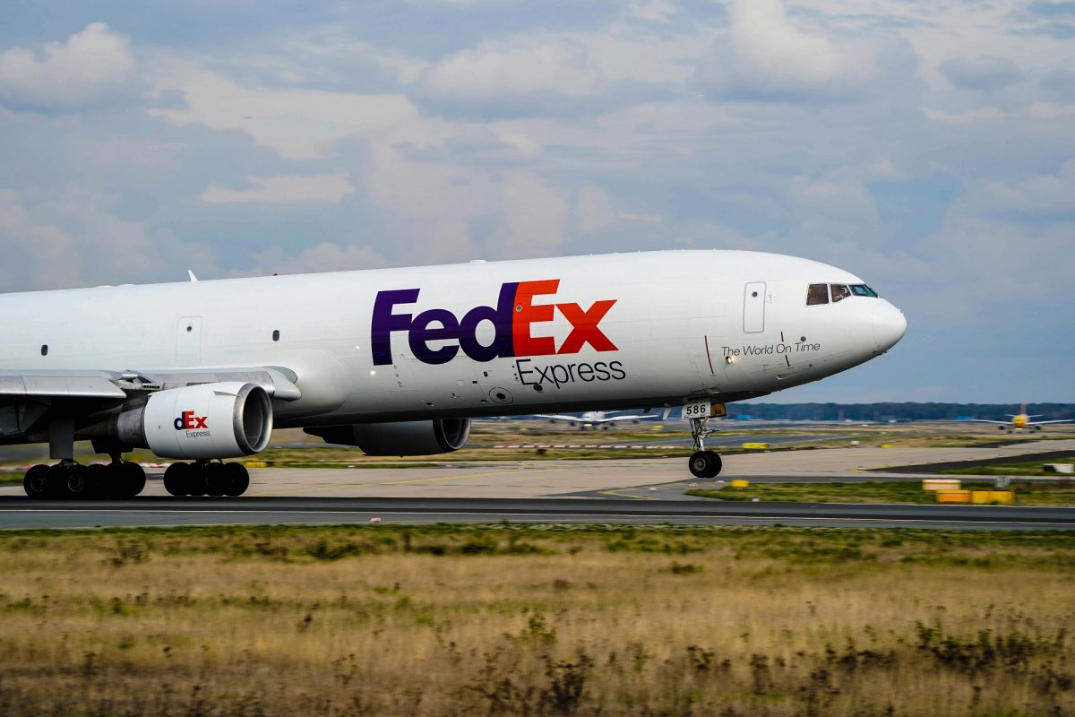 Lángoló hajtóművel szállt le a FedEx egyik nagy teherszállító gépe (videó)