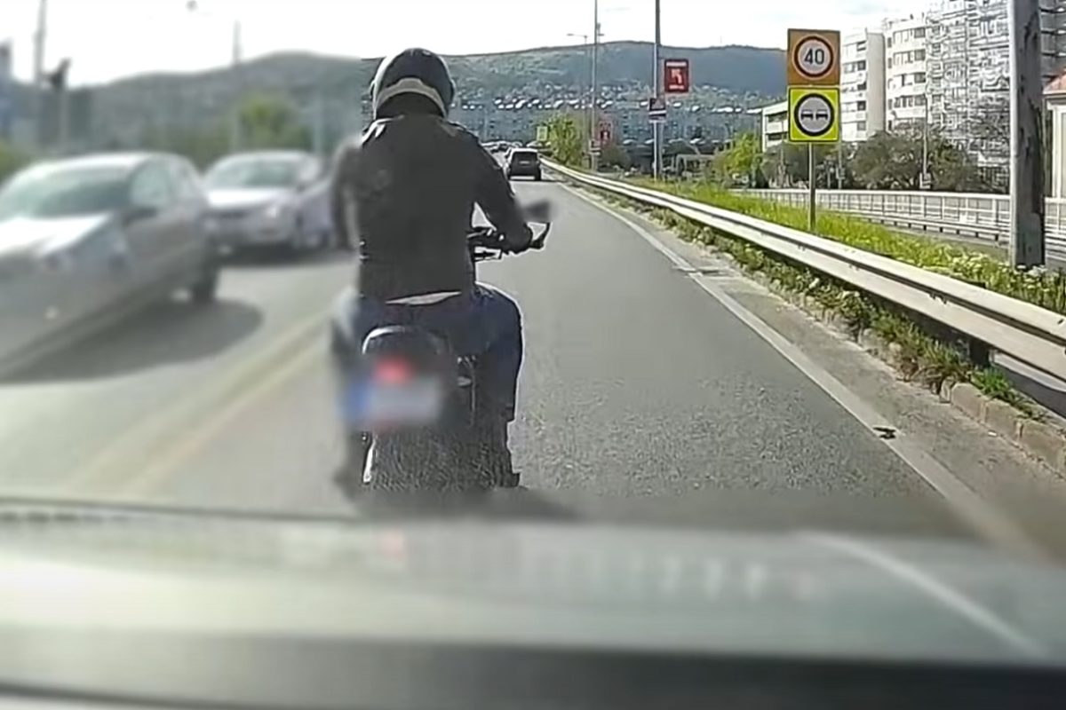 Megállította a forgalmat egy motoros az Árpád hídon, még ő volt kiakadva (videó)