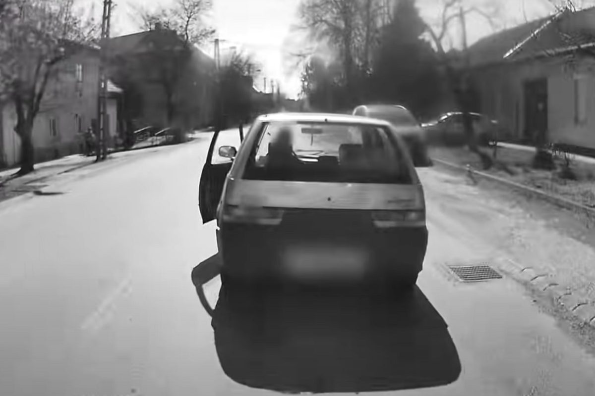 Legkevesebb 60 ember volt a buszon, ami előtt büntetőfékezett egy suzukis (videó)