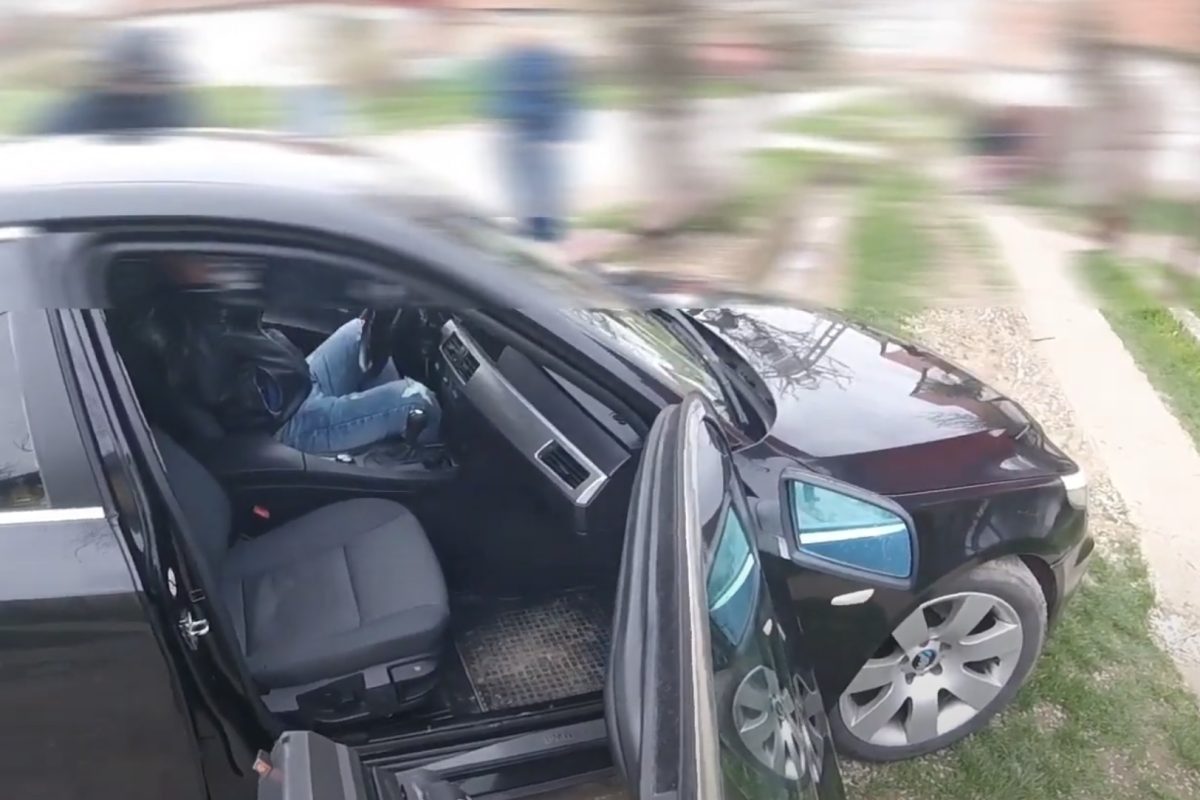 Így szedték ki a rendőrök a BMW-ből a dílert (videó)