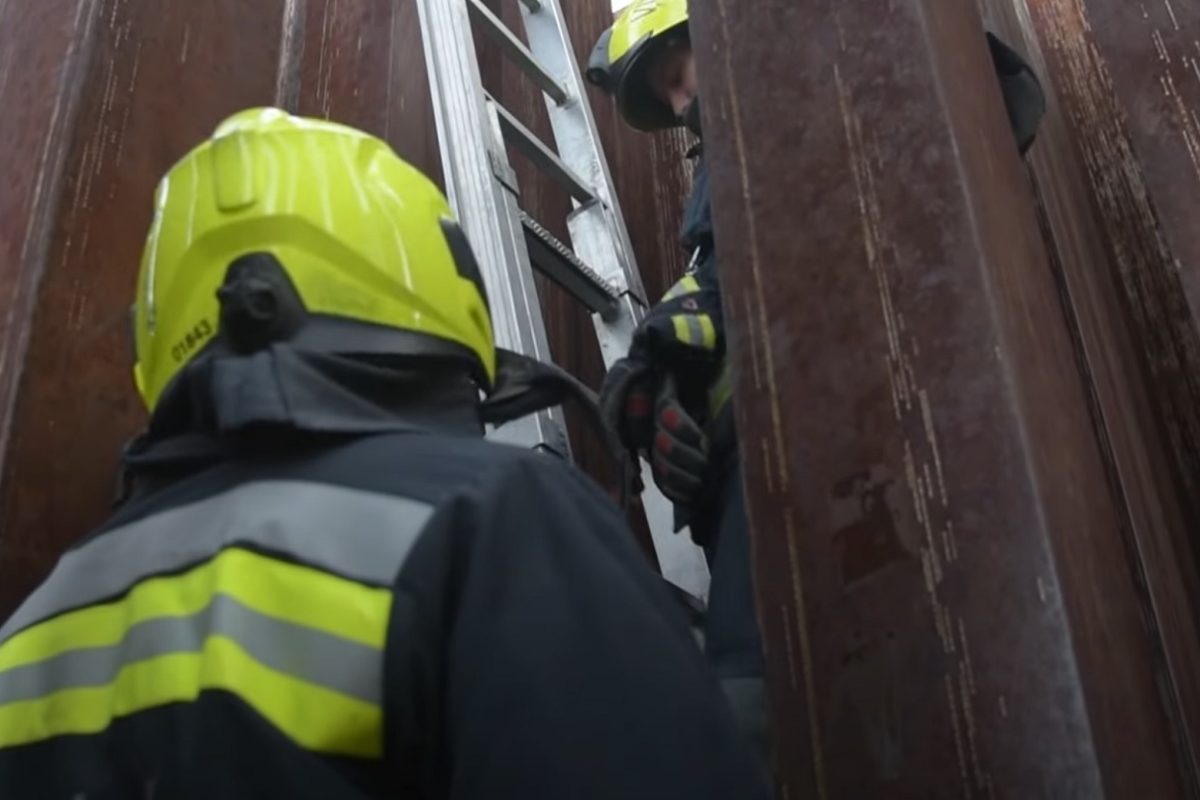 Az 1956-os forradalom emlékműjében rekedt egy kislány, a tűzoltók szabadították ki (videó)
