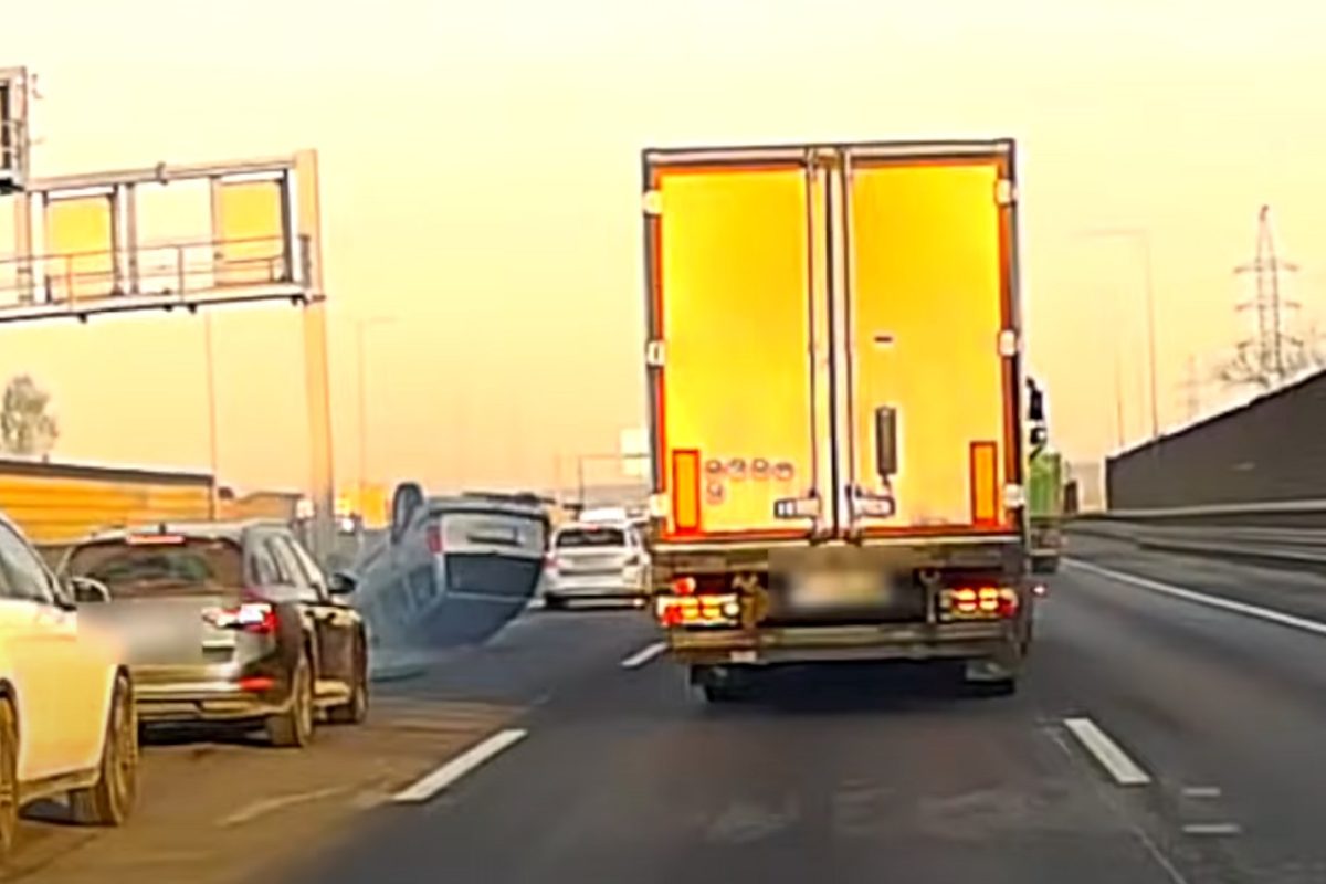Videón az M0-son történt hatalmas borulás
