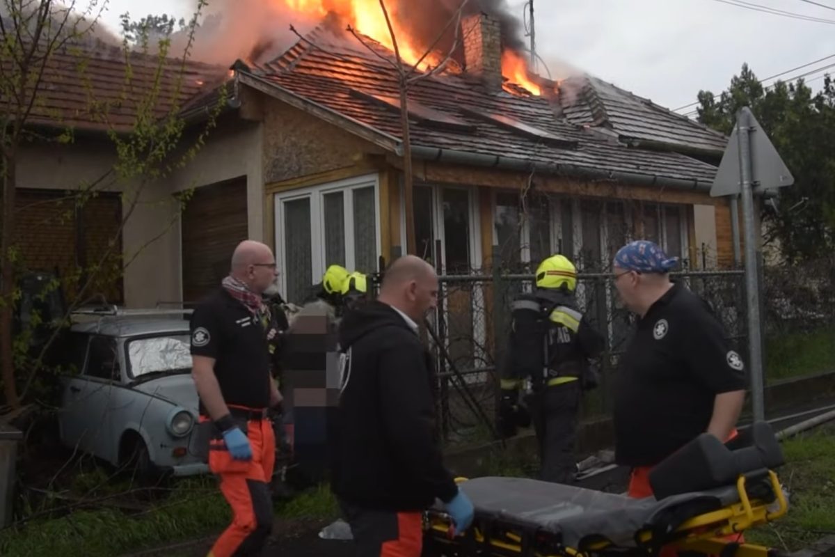 Így lángolt péntek reggel Budapesten egy családi ház, egy Trabant is veszélyben volt (videó)