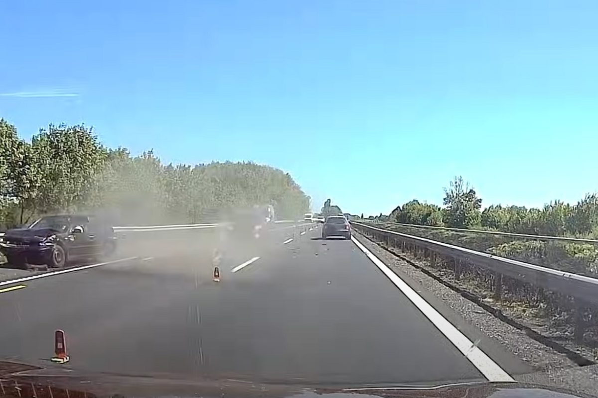Defektet kapott, majd a szalagkorlátnak csapódott az M3-ason (videó)