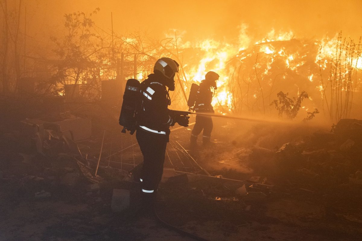 Videón, ahogy küzdenek a hatalmas lángokkal a tűzoltók a XIII. kerületben