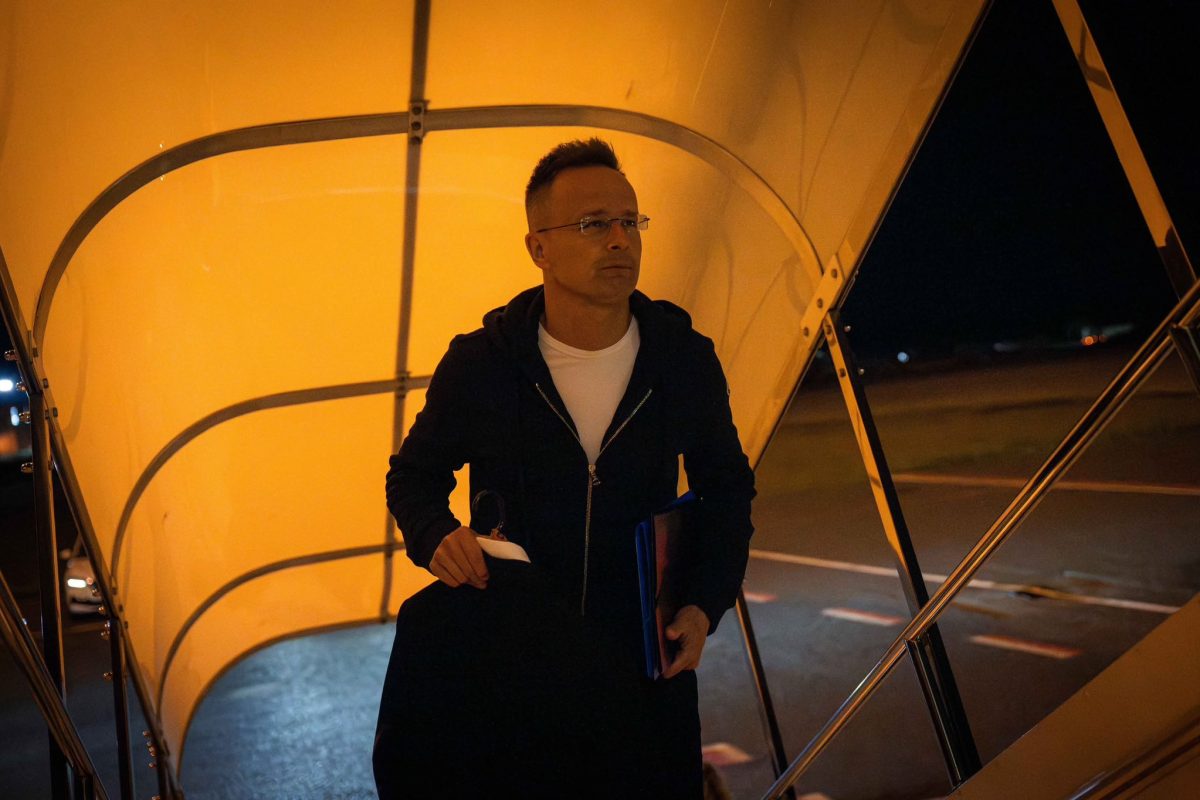 Szijjártó Péter ismét nagyon korán kelt, a Közel-Keletre utazott