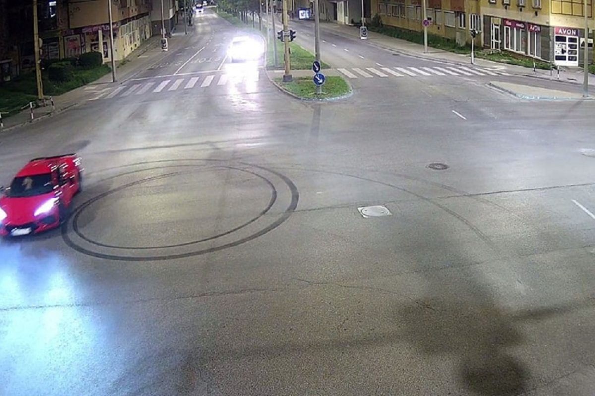 Ismét lakott területen driftelt egy piros sportautó Székesfehérváron