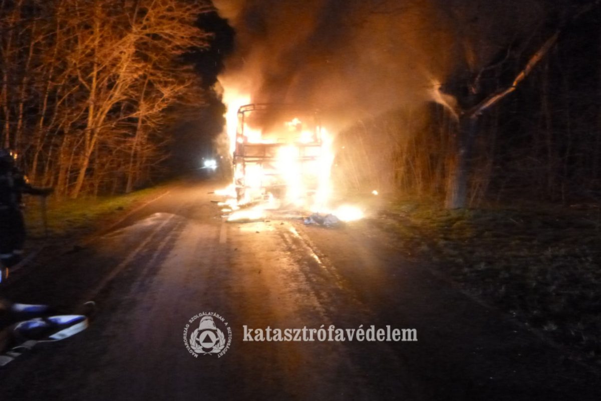 Lángba borult egy távolsági busz Debrecen közelében, teljesen kiégett