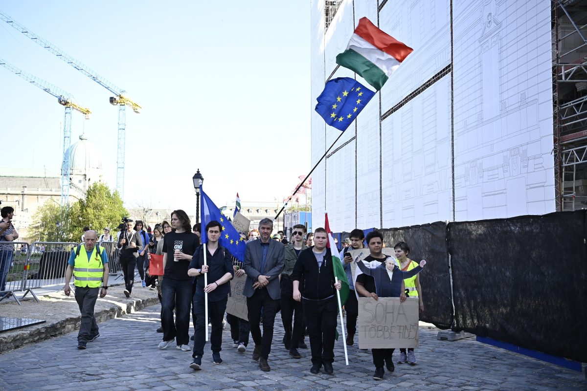 Hadházy Ákos tüntetői megpróbálták elzárni az utat az Erzsébet hídnál (videó)