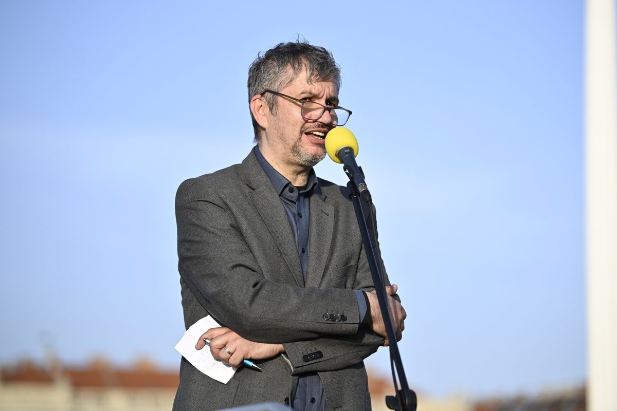 Új helyszínen folytatódik Hadházy Ákos tüntetése