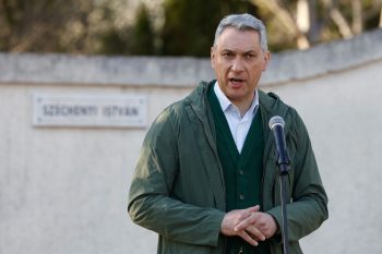 Szürreális pillanatok, az újságírók egymással marakodtak Lázár Jánosért (videó)