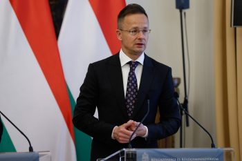 Szavazás Ukrajna EU-s csatlakozásáról: elkezdődött a szavazólapok kipostázása