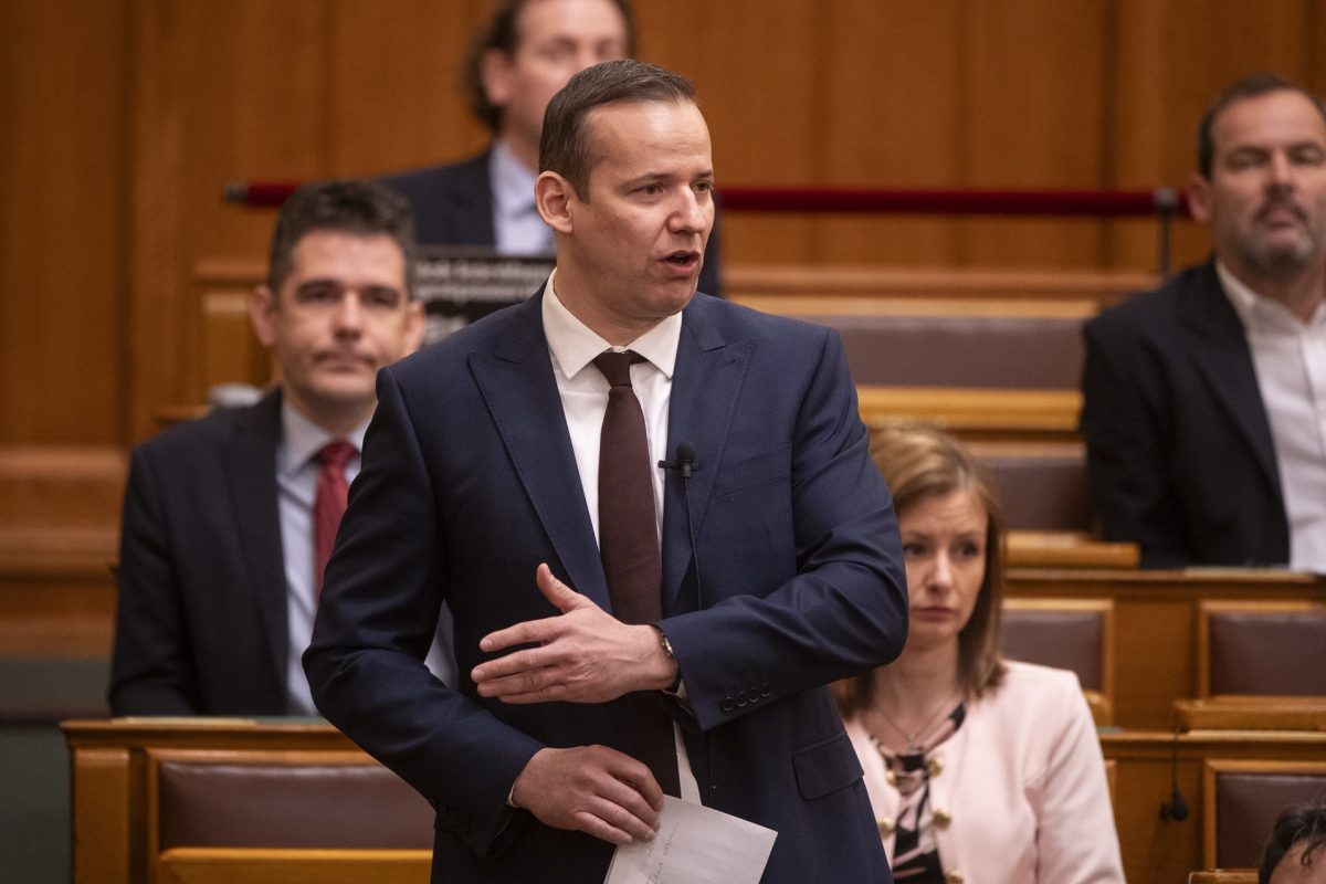 Szivárványos zászlók középületekre helyezésének tilalma: megszavazták a Mi Hazánk javaslatát