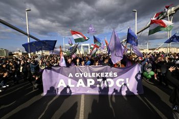 Ismét elesett az Erzsébet híd, elfoglalták a tüntetők