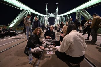 A rendőrség kedden és szerdán sem fogja hagyni a jogellenes hídfoglalásokat