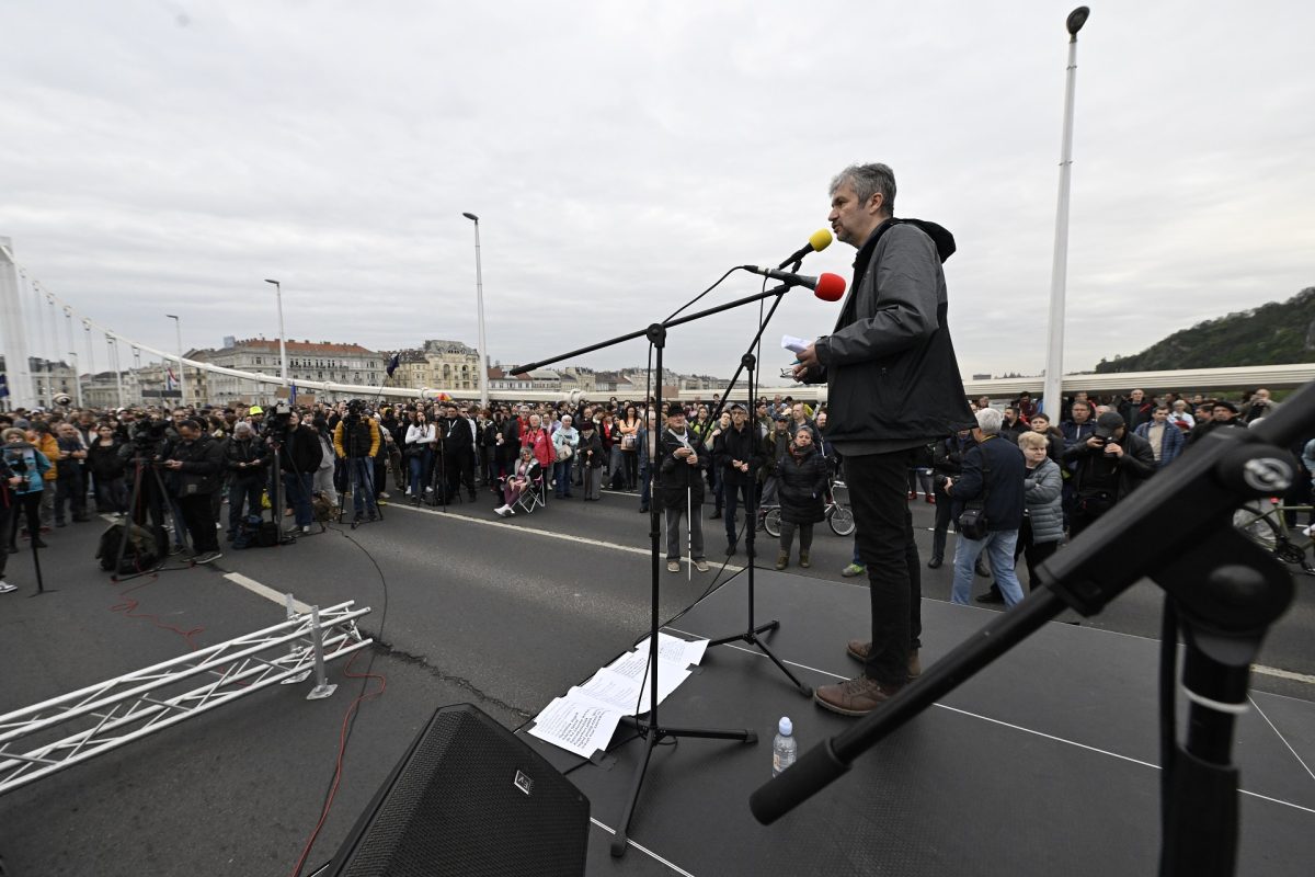Szerdán is részben elesett az Erzsébet híd, Hadházy tüntetői megérkeztek