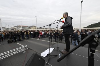 Szerdán is részben elesett az Erzsébet híd, Hadházy tüntetői megérkeztek