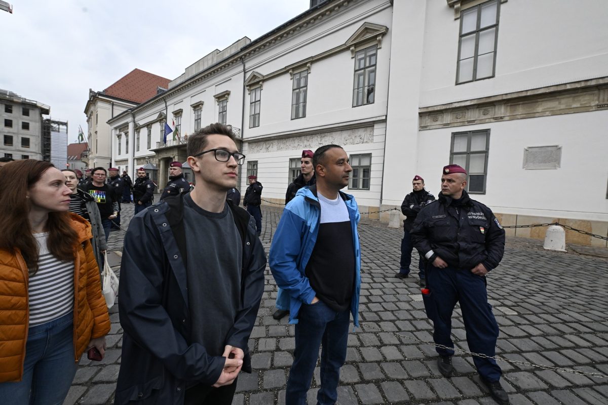Oda a kitartás? Hiába várták a momentumosokat a rendőrök az MTVA-székháznál