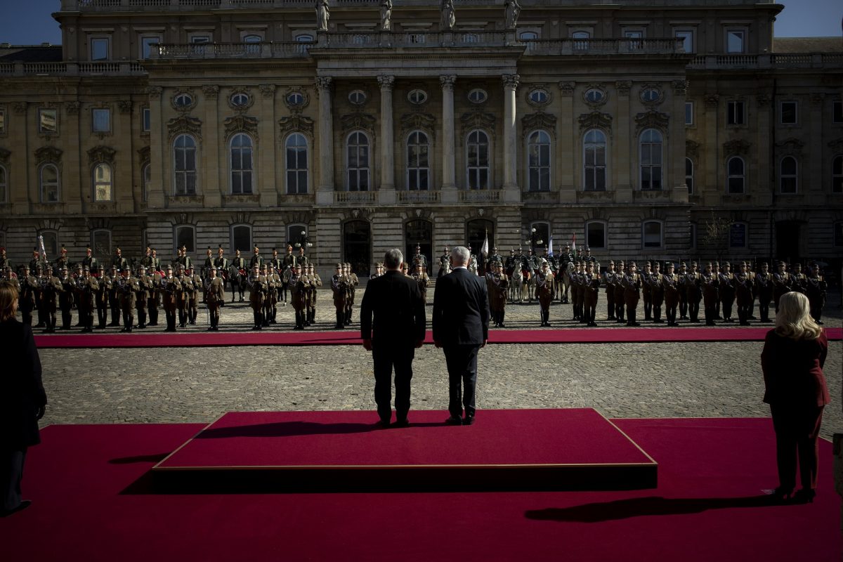 Rendőrségi kordonszalagot gyűjtött művészeti célból egy nő a budapesti belvárosban
