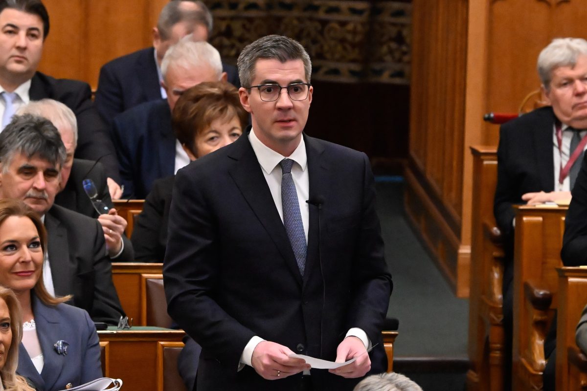 Kocsis Máté Magyar Péter kétharmados céljáról: „A Tisza főbohóca”