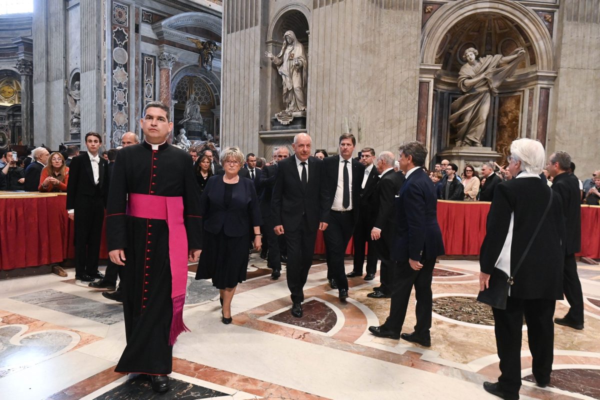 Hamarosan kezdődik Ferenc pápa temetése, élőben adja a tévé