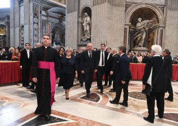Hamarosan kezdődik Ferenc pápa temetése, élőben adja a tévé