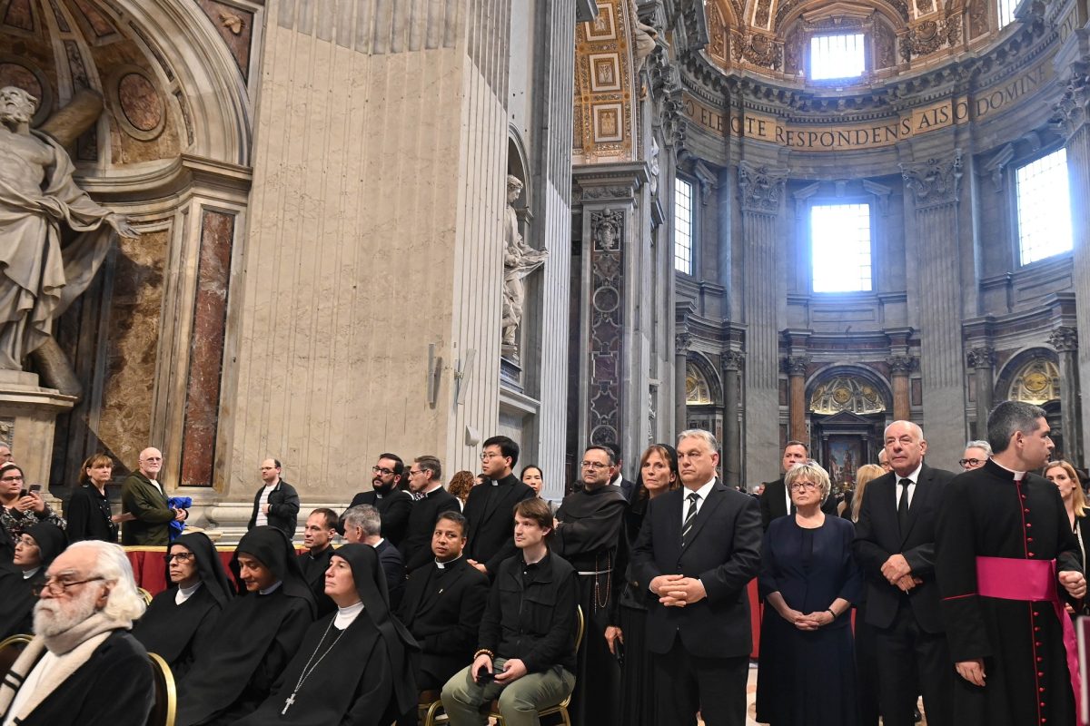 Kiderült, hányan rótták le a kegyeletüket Ferenc pápa ravatalánál Rómában