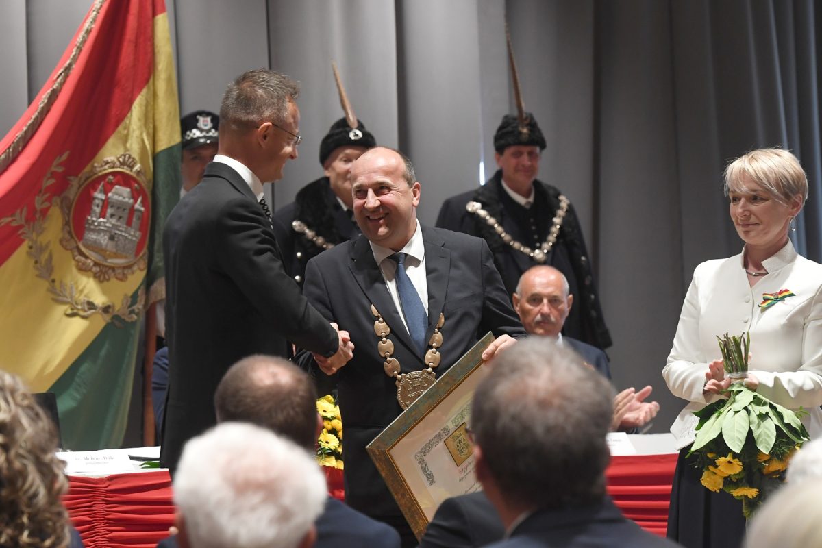 Szijjártó Péter Komárom díszpolgára lett