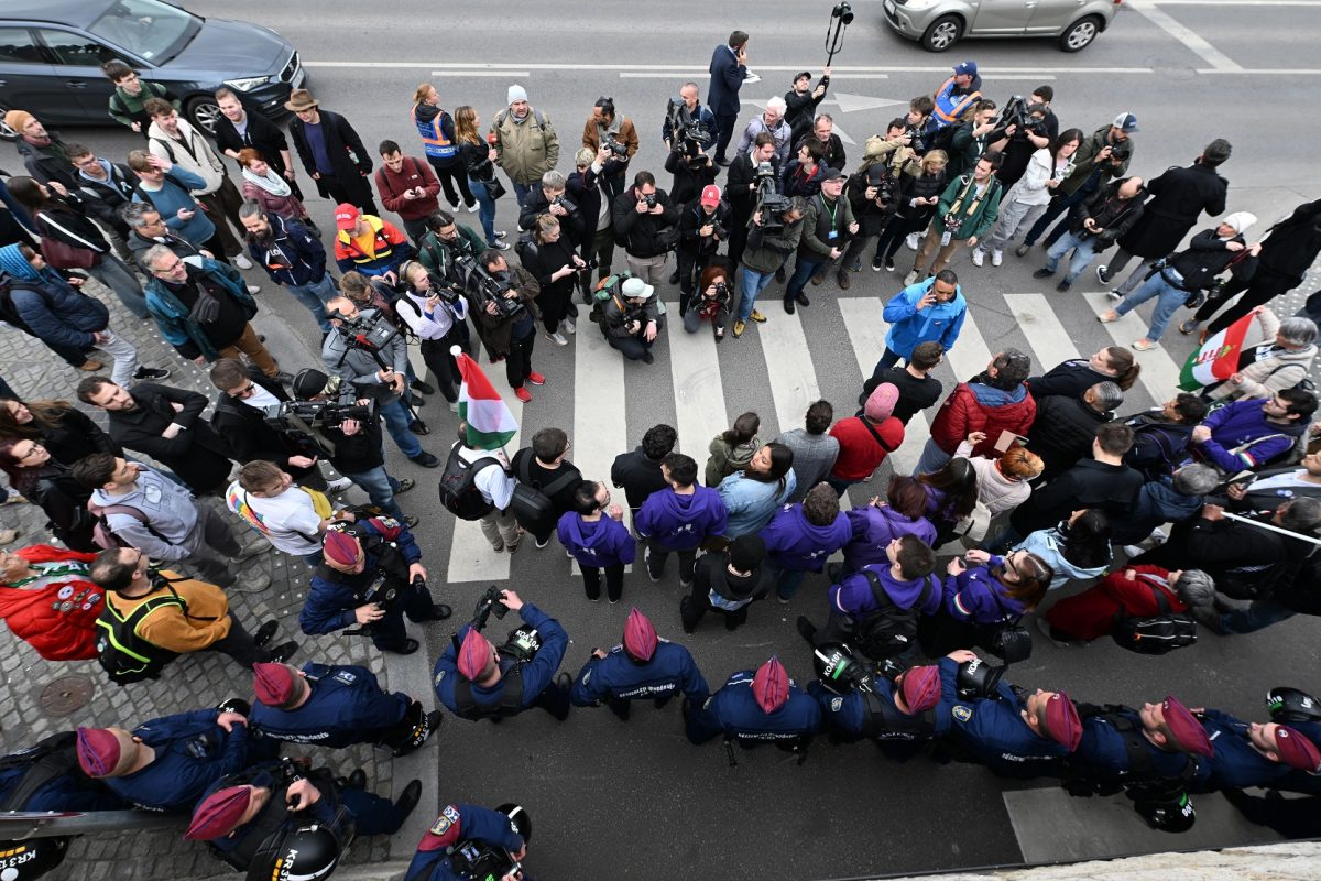 A tüntetők megpróbálták áttörni rendőrsorfalat a Lánchídnál (videó)