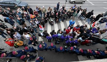 A tüntetők megpróbálták áttörni rendőrsorfalat a Lánchídnál (videó)