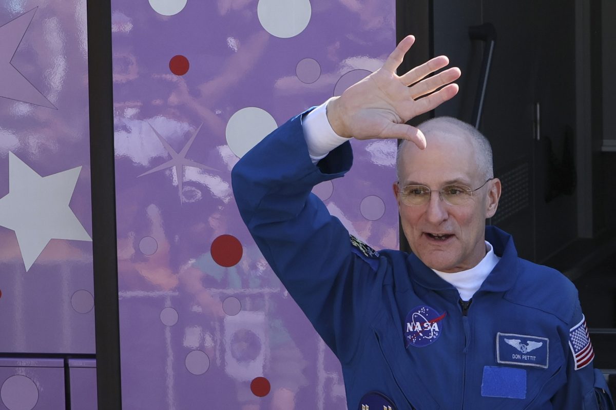 Hetvenedik születésnapján tért vissza a Földre a NASA legidősebb űrhajósa