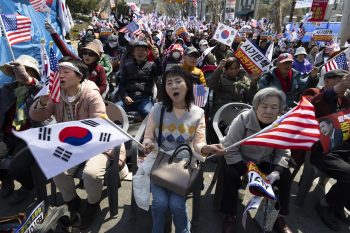 Azonnali hatállyal eltávolították a helyéről Dél-Korea vád alá helyezett elnökét