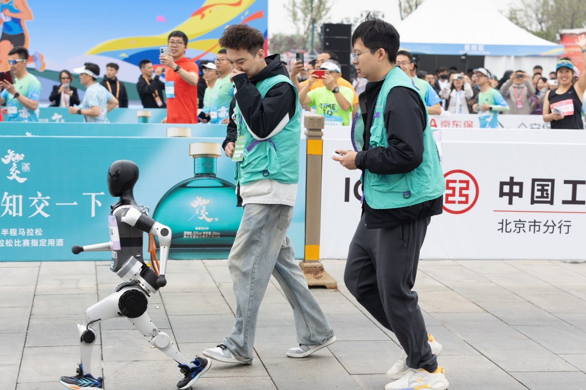 Már humanoid robotok is versenyeznek a pekingi félmaratonon (videó)
