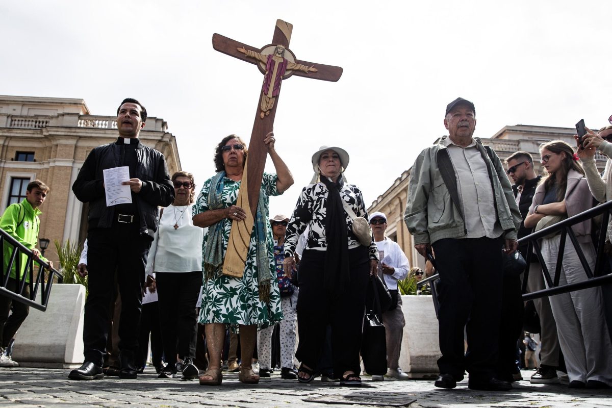 Róma teljesen gyászba borult Ferenc pápa halála miatt, egy emberként indult meg a tömeg