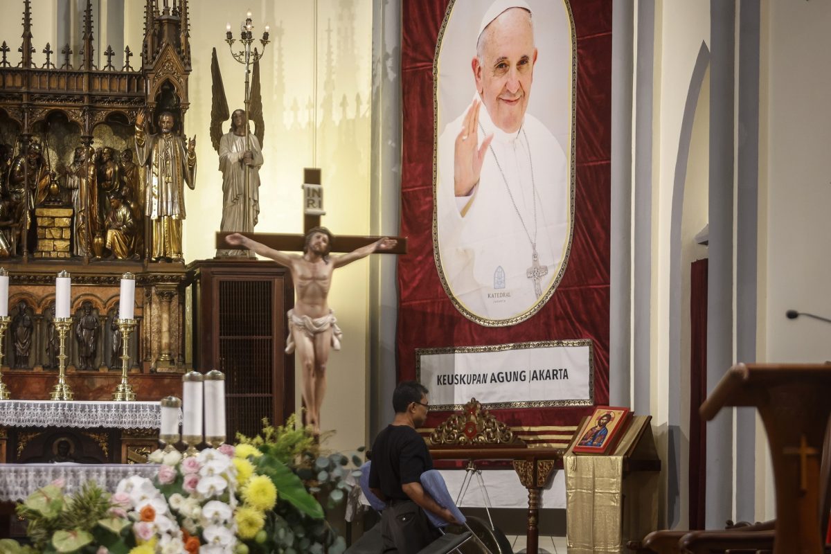 Trump félárbocra eresztette az amerikai zászlókat Ferenc pápa halála miatt