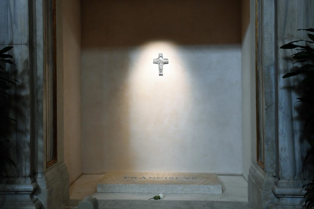 Zarándokok ezrei róják le tiszteletüket Ferenc pápa sírjánál