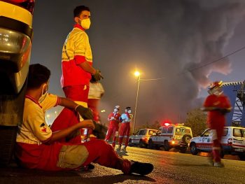 A halottak száma 25-re, a sérülteké pedig több mint 800-ra nőtt a dél-iráni kikötői robbanás után