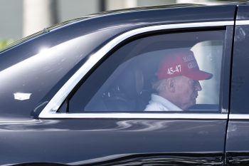 Donald Trump hajthatatlan, kiveti az új vámokat