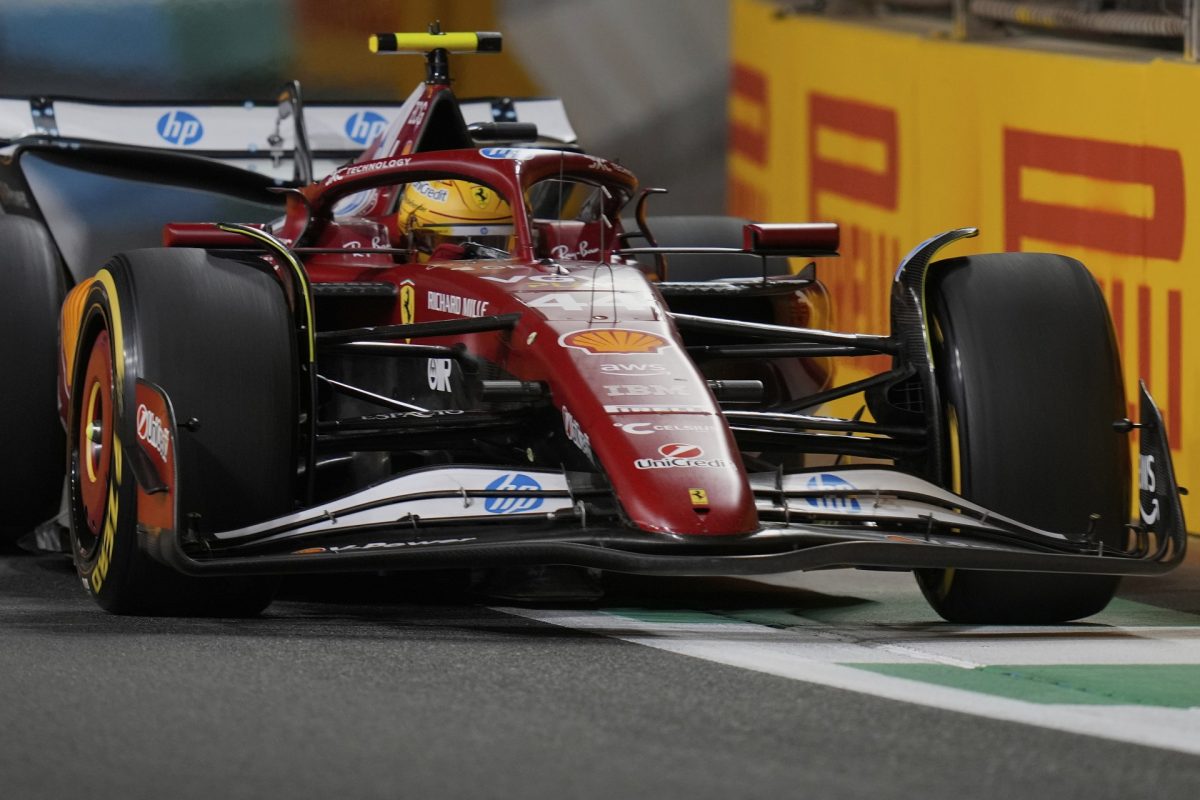 Jennifer Lopez merész ruhában lepte meg Lewis Hamiltont a Ferrarinál