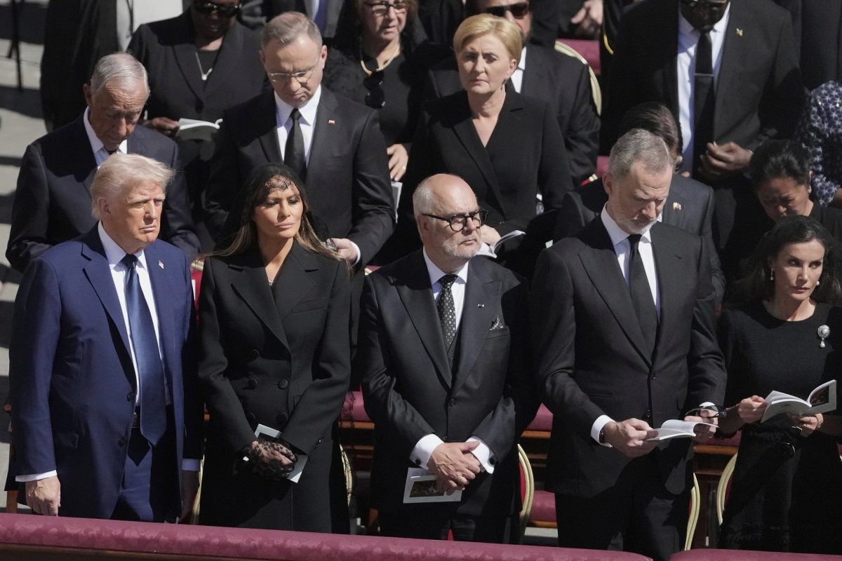 Trump tiszteletlen viselkedése botrányt okozott a pápa temetésén