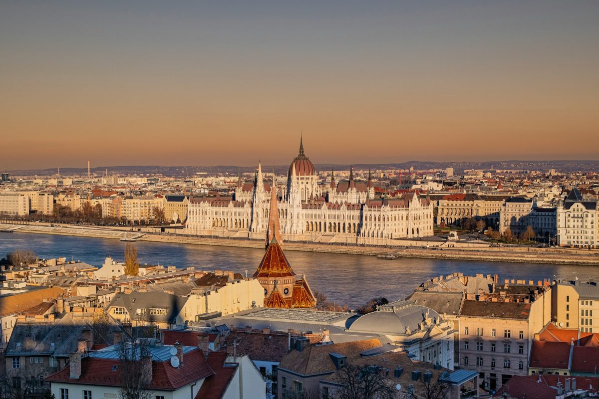 Már csak a csütörtököt kell kibírnunk, 60-70 km/órás széllökésekre számíthatunk
