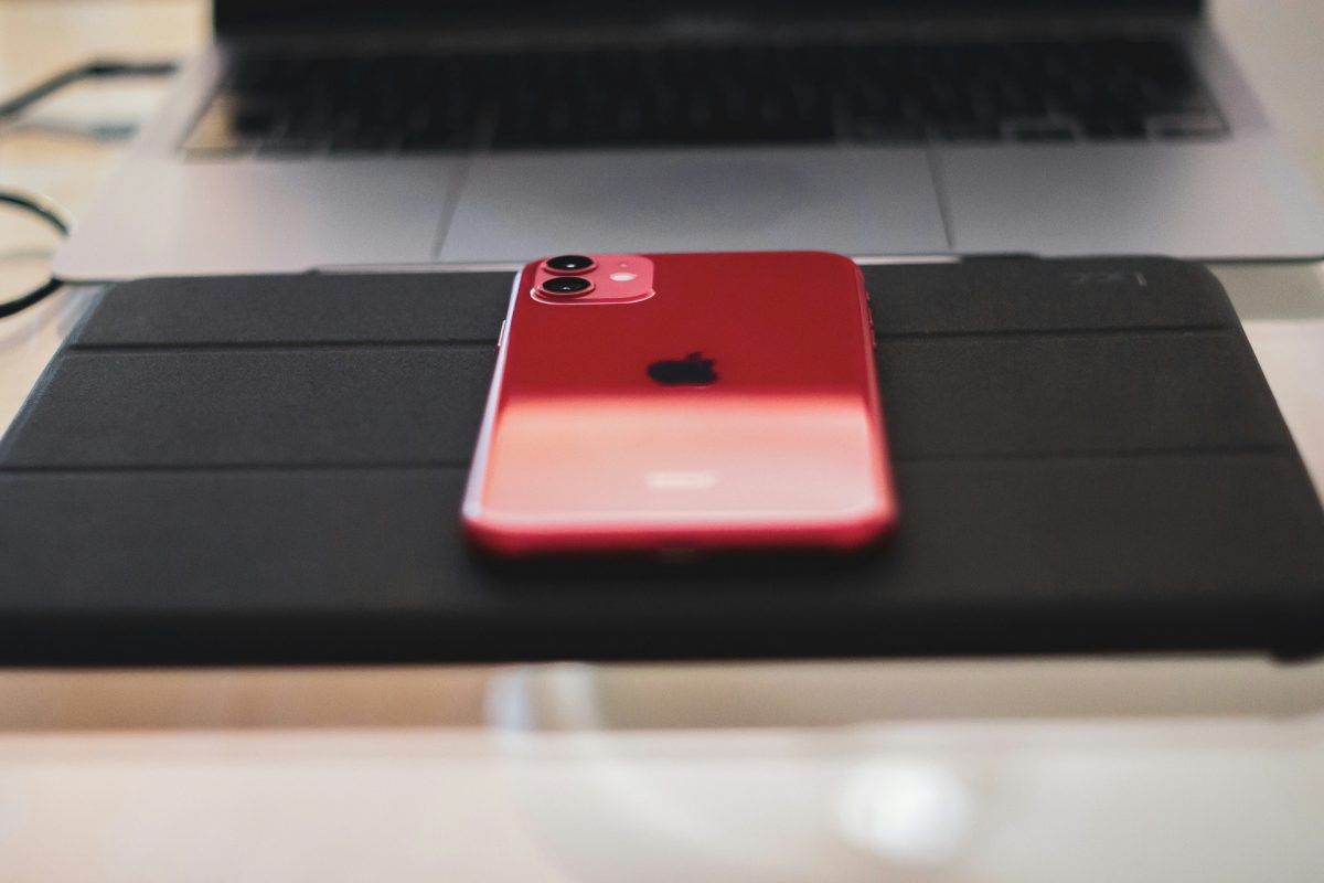 Előkerült egy videó az iPhone 17 Pro megdöbbentő hátlapjáról