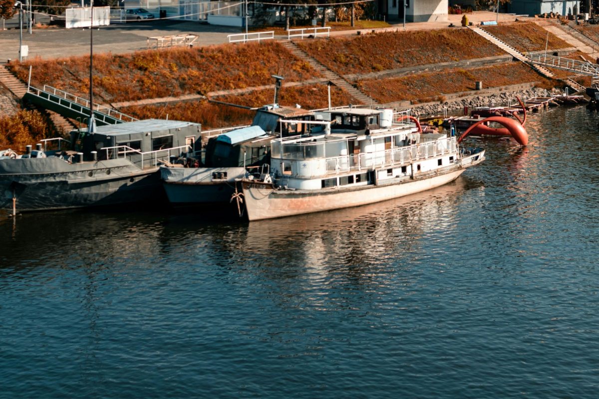 Két elszabadult bárka akadt fenn a Dunán Budafok térségében