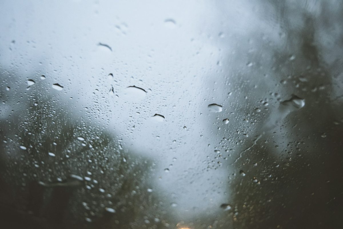 Eddig tartott a jó idő? Felhőszakadásra, villámárvízre figyelmeztetnek